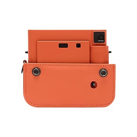 Eine orangefarbene Sofortbildkamera in einer passenden Ledertasche, die mit Druckknöpfen verschlossen ist.
