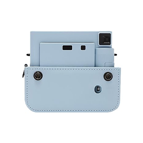 Hellblaue Sofortbildkamera mit passender Hülle, auf weißem Hintergrund. Rückseite mit Kamera-Details.