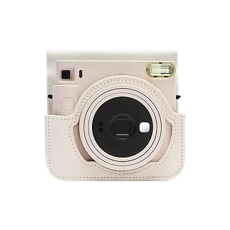 Hellrosa Sofortbildkamera in einer cremefarbenen Ledertasche. Schwarzes Objektiv, Blitzlicht und Schriftzug Instax.