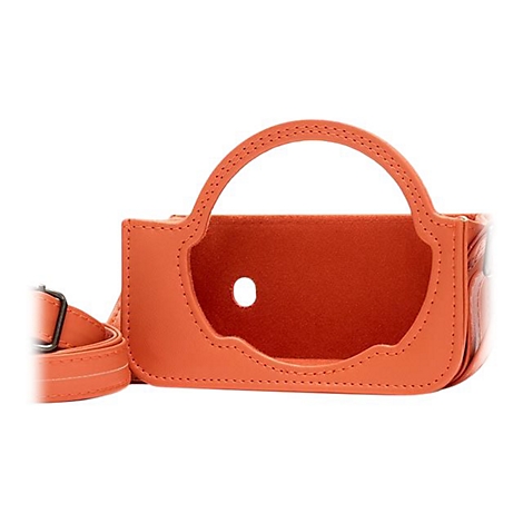 Orangefarbene Handtasche mit Trageriemen und Griff. Die Tasche hat eine runde Öffnung und helle Nähte.