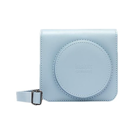Hellblaue Kameratasche aus Leder mit Trageriemen. Auf der runden Front ist "Instax SQUARE" geprägt.