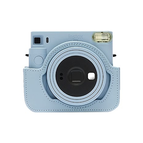 Hellblaue Instax Sofortbildkamera in einer passenden Ledertasche, Frontansicht, weißer Hintergrund.