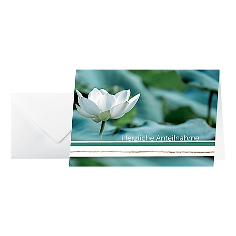 Condolence card with a white lotus flower. Text: Herzliche Anteilnahme. Next to it a white envelope.