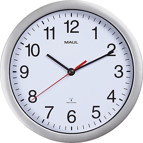 Eine runde silberne Wanduhr mit schwarzem Ziffernblatt, schwarzen Zahlen und schwarzen Zeigern. Der Sekundenzeiger ist rot.