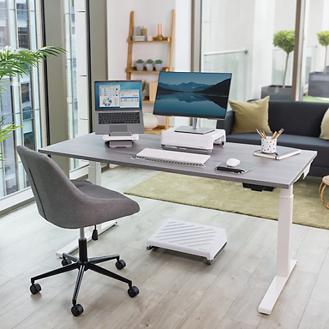 Ein heller Bürotisch mit Laptop, Monitor und Bürostuhl. Auf dem Tisch liegen auch eine Tastatur, eine Maus und Schreibutensilien.