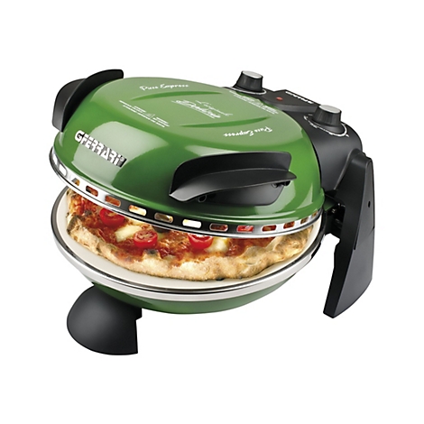 Grüner G3 Ferrari Pizzaofen mit einer frischen Pizza auf dem Steinbackblech vor weißem Hintergrund.