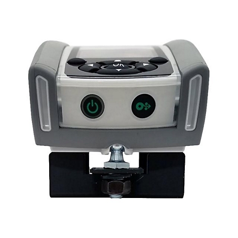 Appareil avec boutons, bouton marche/arrêt et touche fléchée. Fixé sur un support noir.