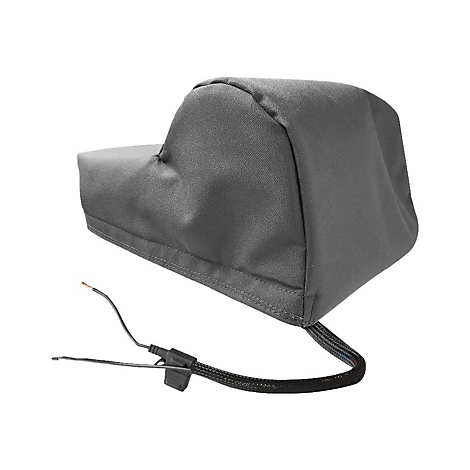 Grauer Stoffbezug mit Kabeln und Stecker. Der Stoff hat eine unregelmäßige Form und ist auf weißem Hintergrund isoliert.