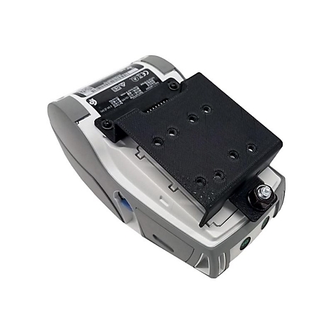 Ein graues elektronisches Gerät mit schwarzem Halter auf weißem Hintergrund. Der Halter hat mehrere Löcher.