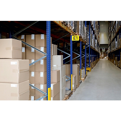 Reihenweise Kartons in einem Lagerregal. Blaue Stützen, gelbe Schilder mit Buchstaben und Zahlen. Heller Betonboden.