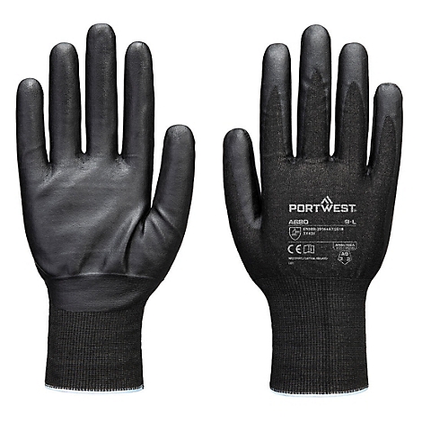 Deux gants de travail noirs, à plat côte à côte sur fond blanc. Le nom de la marque "Portwest" et d'autres détails sont visibles sur un gant.