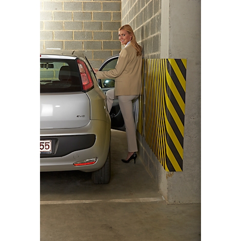 Femme sortant d'une voiture argentée dans un parking. Elle porte un blazer beige et un pantalon gris.