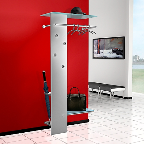 Eine elegante Garderobe mit Regalen und Haken, daneben ein roter Wandbereich und ein Kunstwerk.