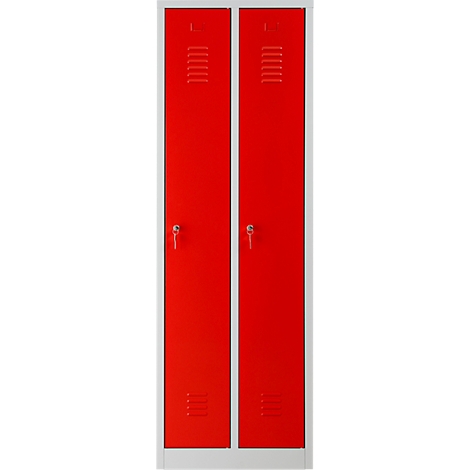 Twee rode lockers, met ventilatiegaten, handgrepen en sleutelschilden, staan ​​naast elkaar op een witte achtergrond.