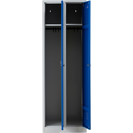 Een geopende locker met twee compartimenten, grijze binnenkant, blauwe deur, haken voor kleerhangers.
