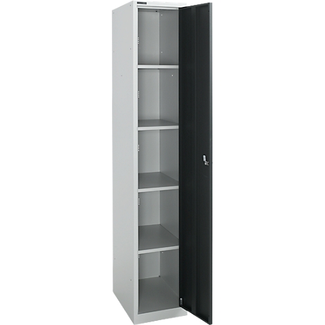 Een hoge stalen kast, grijs-wit met zwarte deur. Meerdere planken. Deur met handvat, open.