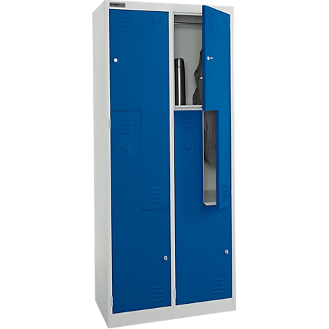 Blau kluisje, één deur open. Binnenin: jas, thermosfles. Witte behuizing.