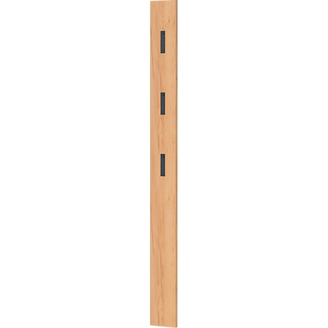 Nahaufnahme von Holz mit drei dunklen quadratischen Aussparungen.