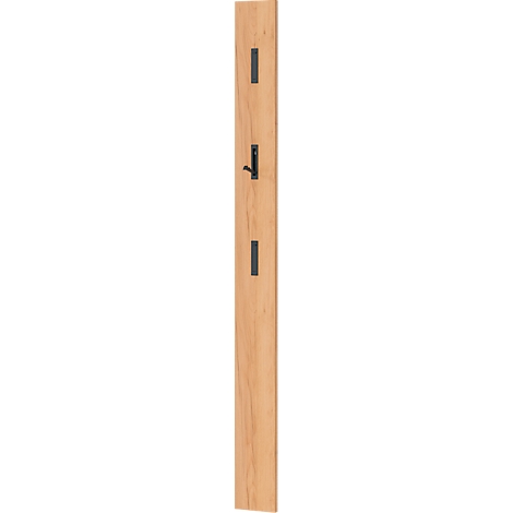 Nahaufnahme einer Holzlatte mit drei schwarzen Quadraten, die durch Schrauben gehalten werden. Der Hintergrund ist neutral.