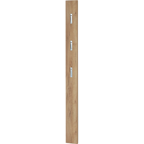 Vertikale Nahaufnahme einer Holzpaneele mit drei quadratischen, silbernen Lichtschaltern.