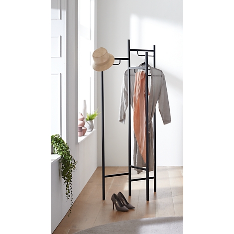 Schwarzer Kleiderständer mit Hut, Schal, Bademantel und Schuhen.