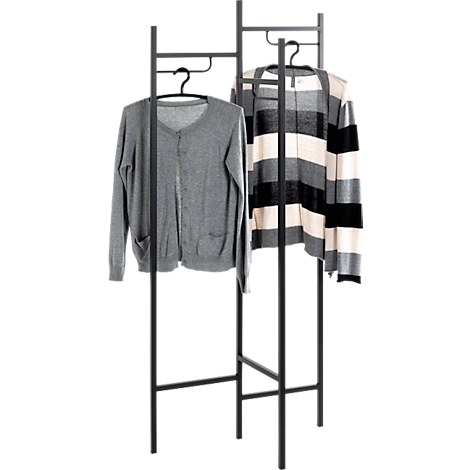 Zwei Kleiderständer mit Kleidung, eine graue Strickjacke und ein schwarz-weiß gestreifter Cardigan.