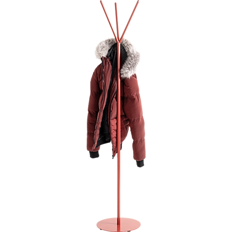 Roter Kleiderständer mit einer roten Daunenjacke.
