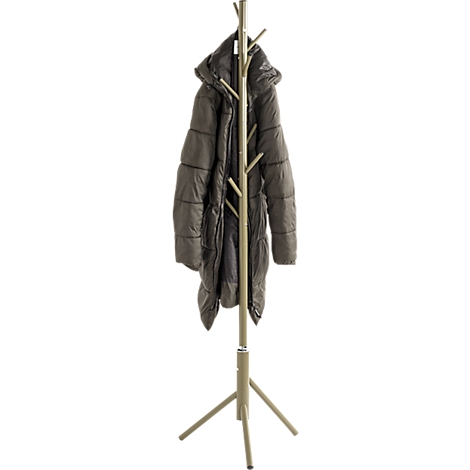 Hellbrauner Kleiderständer mit olivgrüner Winterjacke. Die Jacke hängt an den Haken des Ständers.