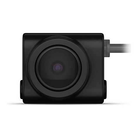 Schwarze Dashcam mit Objektiv und Kabelanschluss. Detailaufnahme auf weißem Hintergrund.