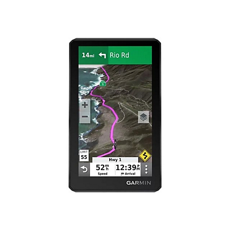 Ein schwarzes Garmin-Navigationsgerät mit Weganzeige. Die Karte zeigt eine Küstenstraße mit pinkfarbener Routenmarkierung und Fahrtinformationen.