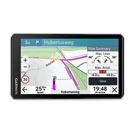 Schwarz gerahmtes Navigationsgerät mit Kartendarstellung. Fahrtinfo: Geschwindigkeit, Ankunftszeit, Max. Lean, Max. Beschleunigung. Text: Garmin, Hubertusweg.