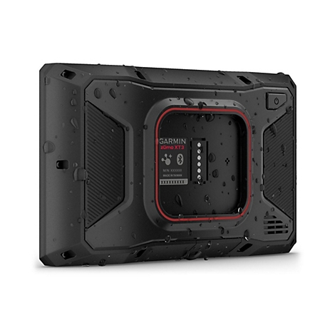 Schwarzes Garmin Zūmo XT3 Navigationsgerät, mit Regentropfen und roter Umrandung. Text: GARMIN, Zūmo XT3.