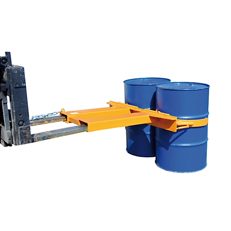 Carretilla elevadora con abrazadera para barriles que sostiene dos barriles azules. La abrazadera para barriles es naranja y los barriles están asegurados con una correa amarilla.