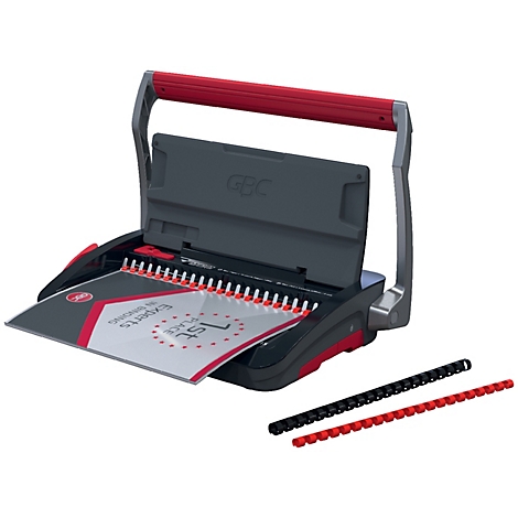 Een grijze bindmachine met rode accenten. Er ligt een vel papier met opschrift klaar. Daarnaast liggen zwarte en rode bindringen.