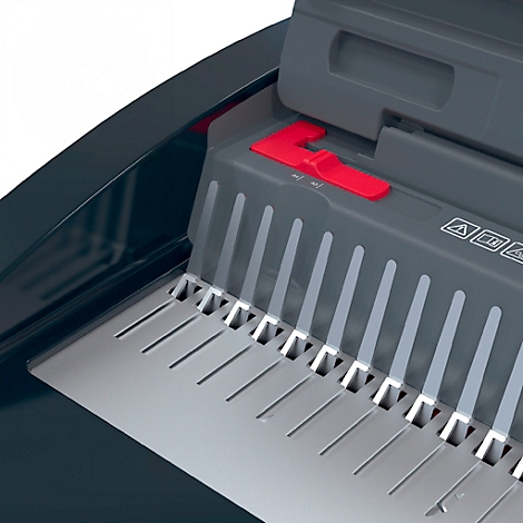 Close-up van een papierversnipperaar: Zilveren shredderrol met rode uitwerpknop. Zwart plastic frame.