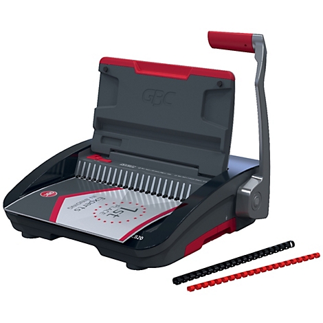 Schwarzes und rotes GBC-Bindegerät mit geöffneter Klappe und eingelegtem Papier. Daneben Binderinge.