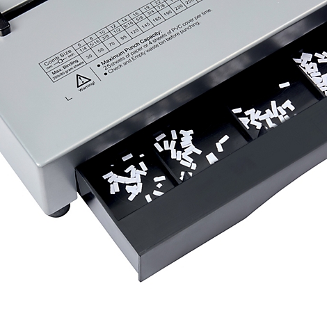 Close-up van een zwarte perforator met opvangbakken voor perforatieafval. Inscriptie: Comb Size, Max. Binding, Maximum Punch Capacity.
