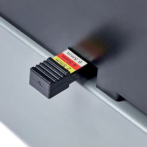 Gros plan sur une pièce noire et côtelée avec des marquages colorés et lettrage: 2.5mm, 4.5mm, 6.5mm.