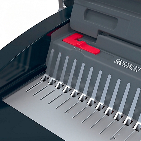 Gros plan d'un destructeur de documents avec levier rouge et fines lames.