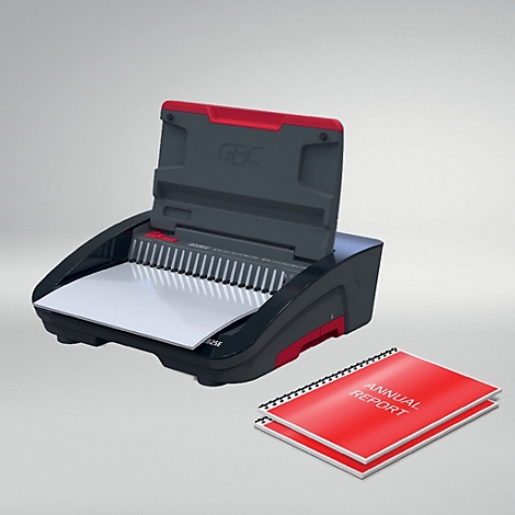 Une relieuse GBC noire et rouge avec le couvercle ouvert. À côté se trouvent deux brochures rouges avec l'inscription "ANNUAL REPORT".