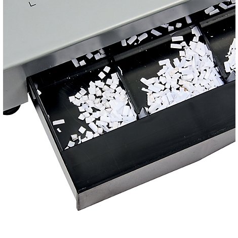 Nahaufnahme eines Aktenvernichters mit Papierabfällen in den Behältern.