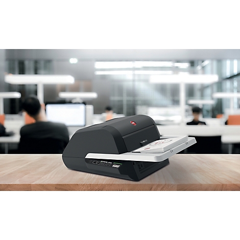 Zwarte scanner op een houten tafel. Op de achtergrond: kantoor met wazige personen.