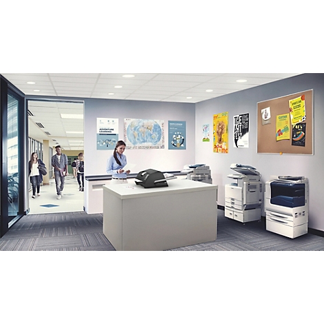 Kantoor met printers en medewerkers; vrouw bij kopieerapparaat, anderen in de gang.