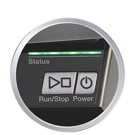 Detailaufnahme einer Bedienoberfläche. Das grüne Statuslicht leuchtet über den beschrifteten Knöpfen "Run/Stop" und "Power".