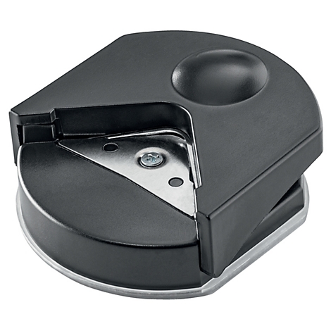 Ein schwarzer Eckrunder. Auf einem silberfarbenen Sockel. Oben eine runde Erhebung.