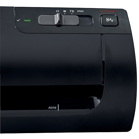 Detailopname van een zwarte lamineermachine. Met instelknoppen en een invoersleuf.