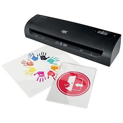 Laminateur noir avec deux feuilles plastifiées, une avec des empreintes de mains, une avec un symbole rouge.