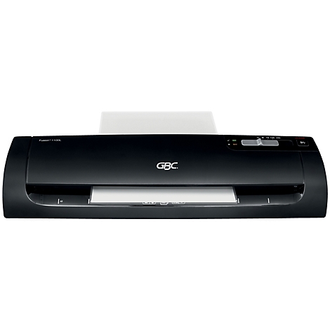 Zwarte printer met papier erin. Er zijn papieruitvoerlades aan de boven- en onderkant. "GBC" staat op de voorkant.