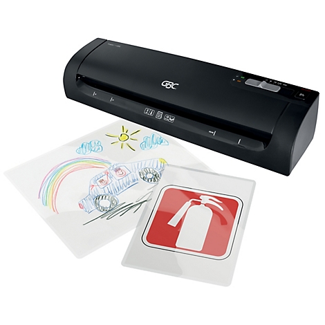 Laminateur noir avec deux feuilles plastifiées : dessin et panneau de sécurité incendie.