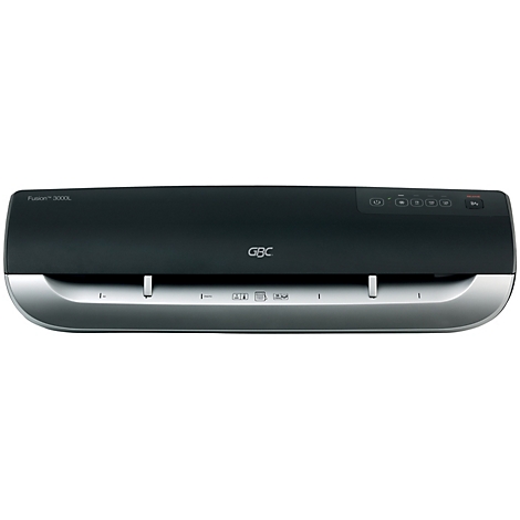 Schwarzes Laminiergerät mit grauer Front. GBC-Logo deutlich sichtbar. Oben Bedienfeld.